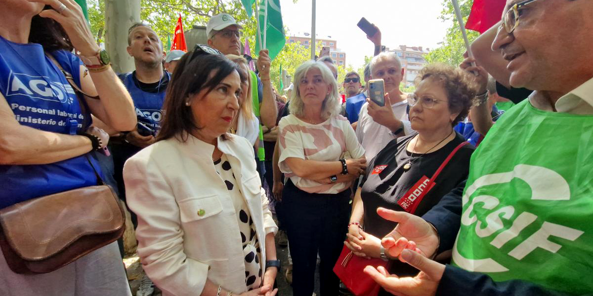 La ministra habla con las organizaciones sindicales en una movilización convocada para pedir aumentos salariales para el personal civil del Ministerio de Defensa