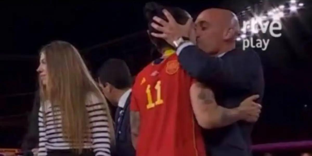 Momento del beso que Rubiales le da a Hermoso sin su consentimiento. / Imagen captada de RTVE