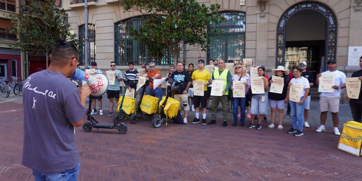 Trabajadoras y trabajadores de Glovo protestan en Pamplona por el laudo arbitral que retrasa las primeras elecciones sindicales en Glovo