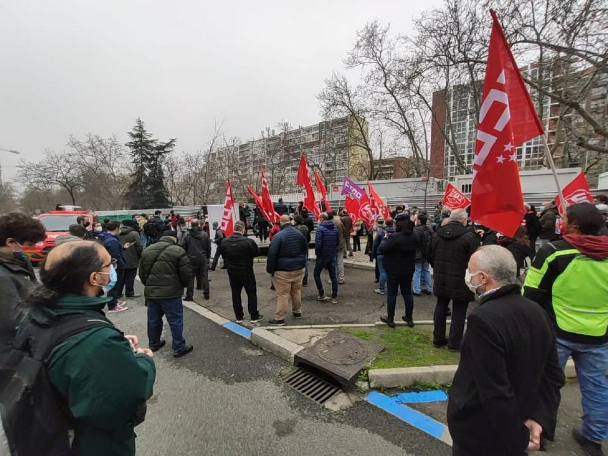 CCOO y UGT que han protestado este 11F ante la sede del Ministerio de Asuntos Econmicos