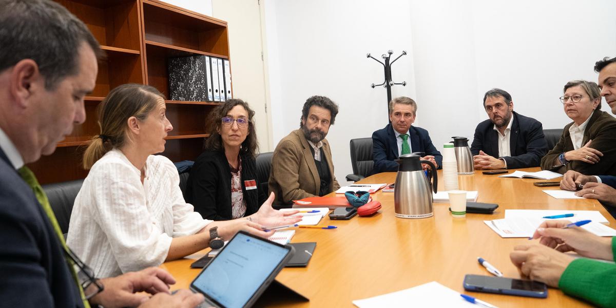 Nos reunimos con los grupos parlamentarios de PSOE y PP para abordar el conflicto de las y los inspectores de pesca martima