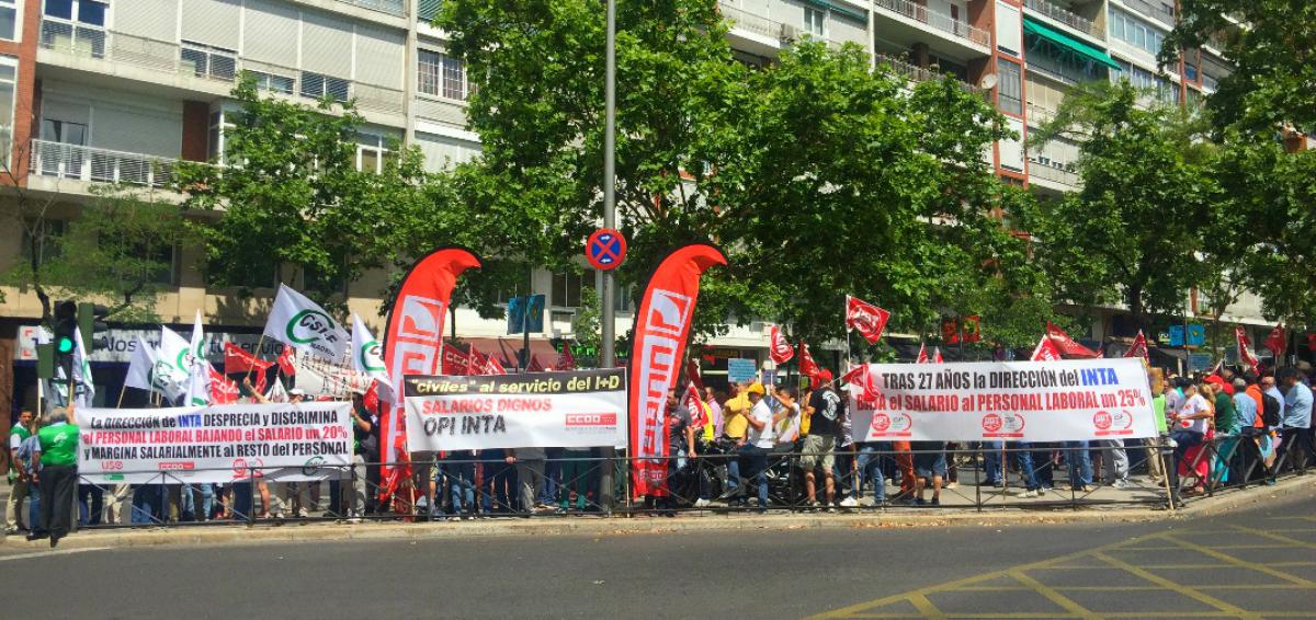 Aspecto de la concentracin del personal del INTA ante el Ministerio de Defensa