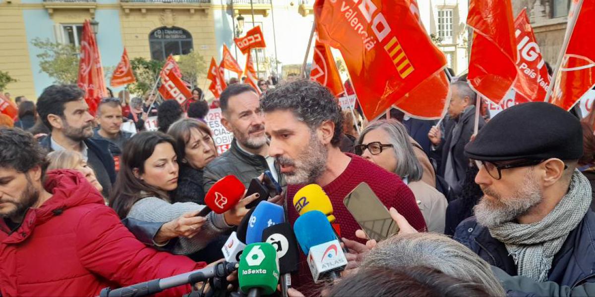 El secretario general de FSC-CCOO y coordinador del rea Pblica de CCOO @PalazzoLucho en la concentracin de las trabajadoras del 112 ante el Palau de la Generalitat