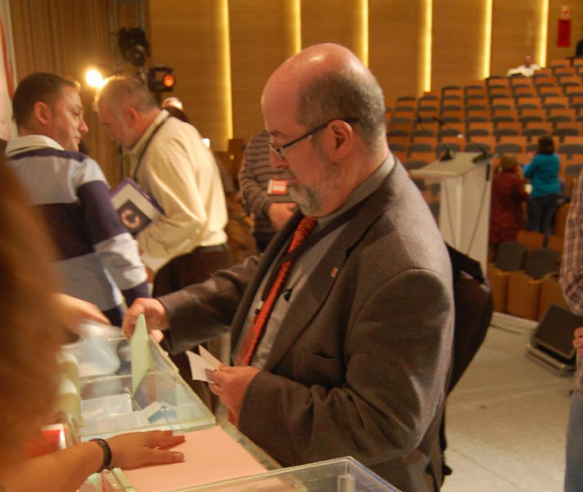 Enrique Fossoul durante las votaciones.
