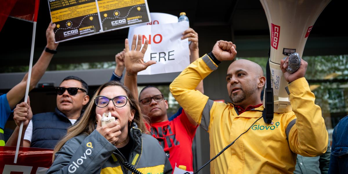 Cerca de un centenar de riders de Glovo se concentran frente a la sede de la empresa en Madrid