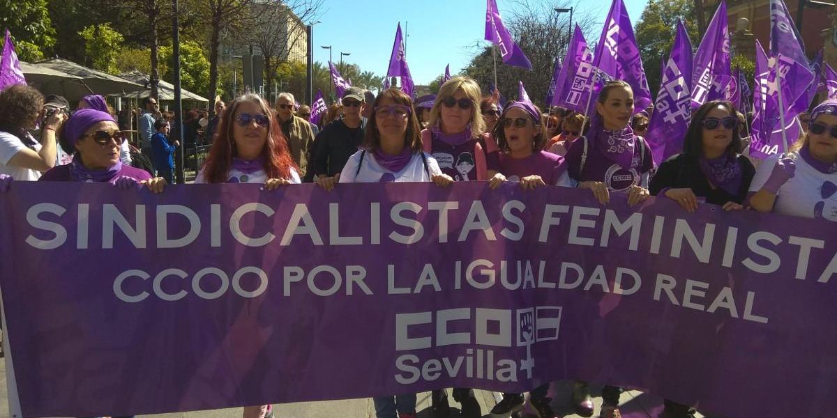 La secretaria de las Mujeres de FSC-CCOO, Carmen López (en el centro de la imagen), en la manifestación del 8M de Sevilla