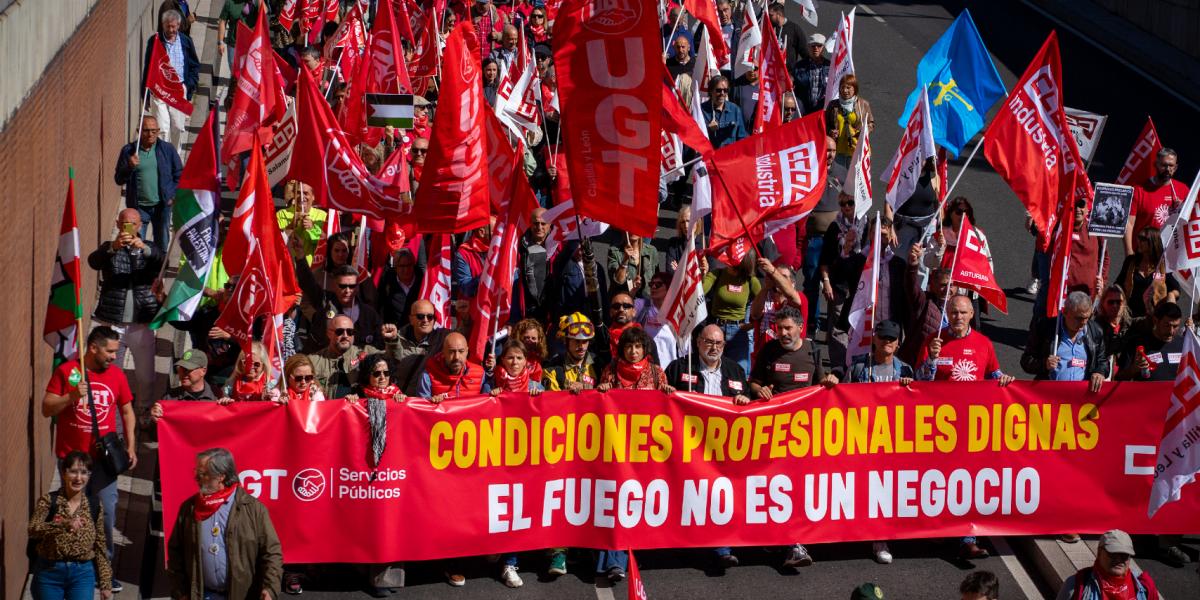 Cabecera de la manifestación de los colectivos de prevención y extinción de incendios forestales, el 24 de septiembre, en Valladolid