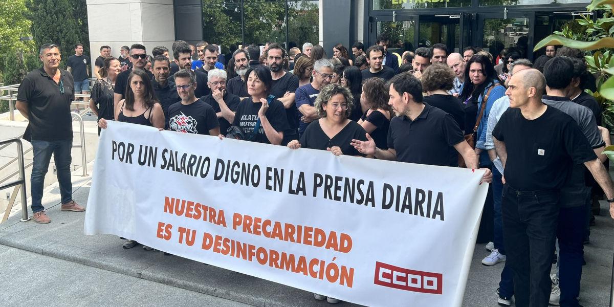 La plantilla de Unidad Editorial en una de las concentraciones realizadas con motivo de los Mircoles Negros.