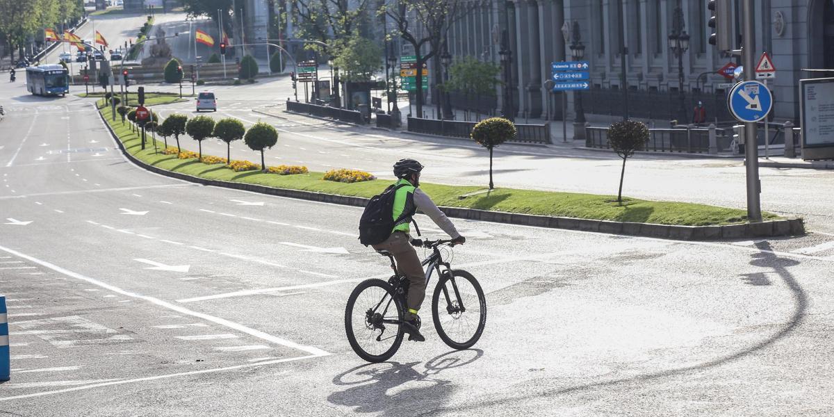 Una persona se desplaza en bicicleta