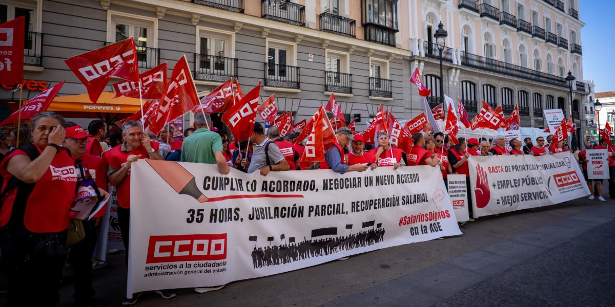 Decenas de trabajadoras y trabajadores pblicos en la concentracin del 25 de junio de 2025 ante el Ministerio de Hacienda para exigir al Gobierno que cumpla los acuerdos en la Administracin General del Estado