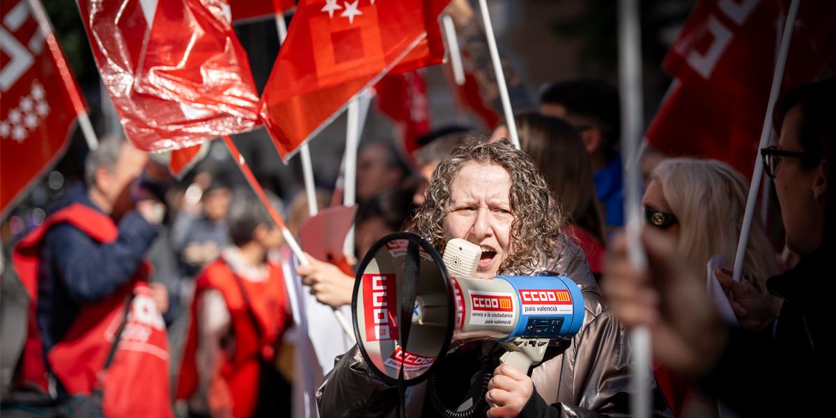 Persona de Justicia protesta frente al Ministerio