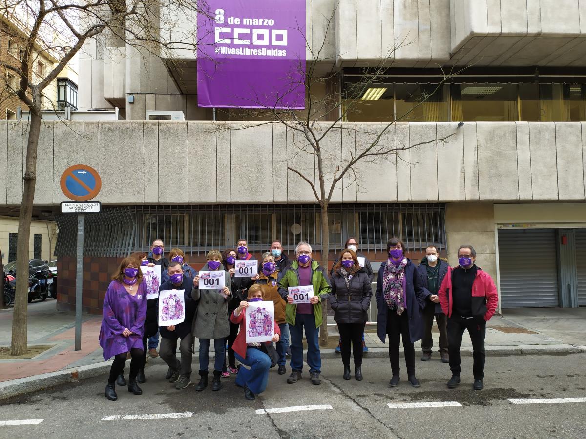 Este 8M, las y los representantes de FSC-CCOO se concentraron frente a la sede confederal de CCOO en Madrid