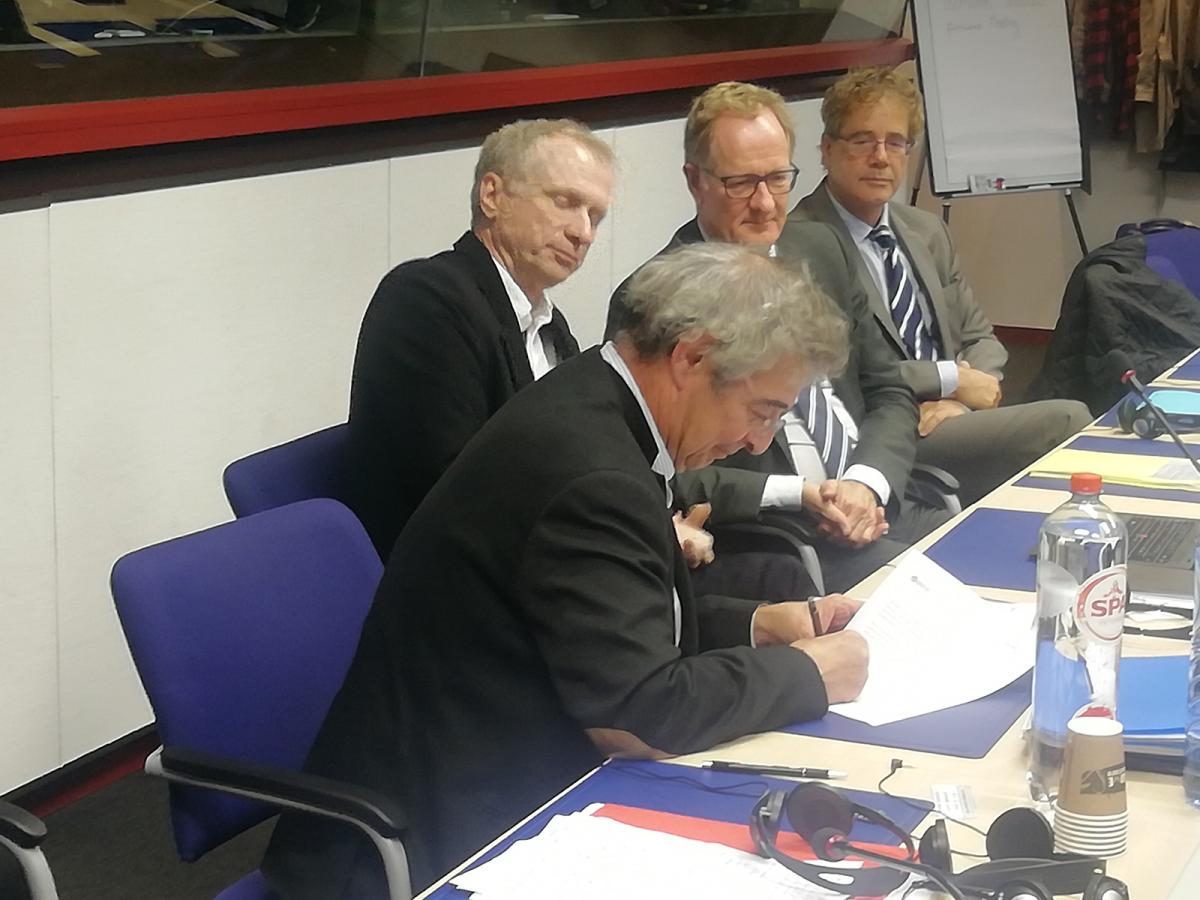 Fotos del momento de la firma de la declaración conjunta EAEA y Pearle