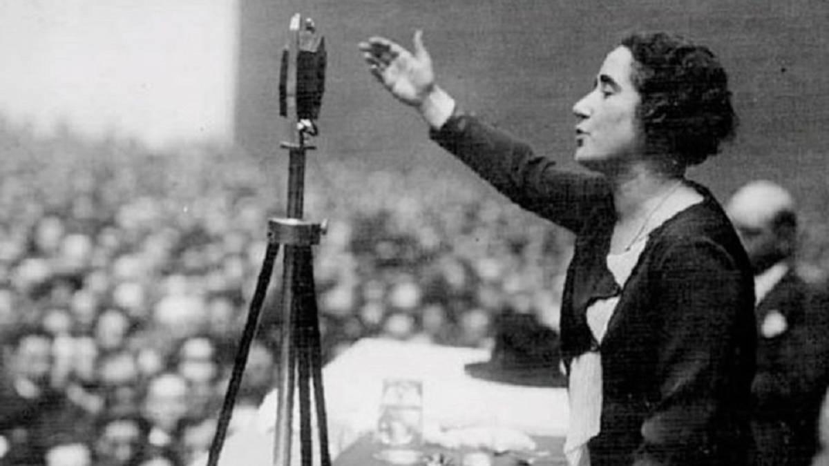 Porque todos somos hijos de hombre y mujer y recibimos por igual las dos partes de nuestro ser. Clara Campoamor