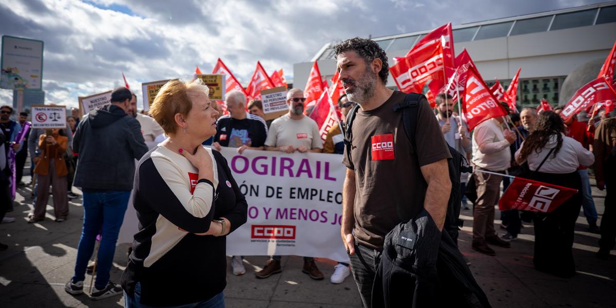 La secretaria general del sector Ferroviario, Pepa Páez, y el secretario general de FSC-CCOO, Lucho Palazzo, durante la concentración de LogiRAIL