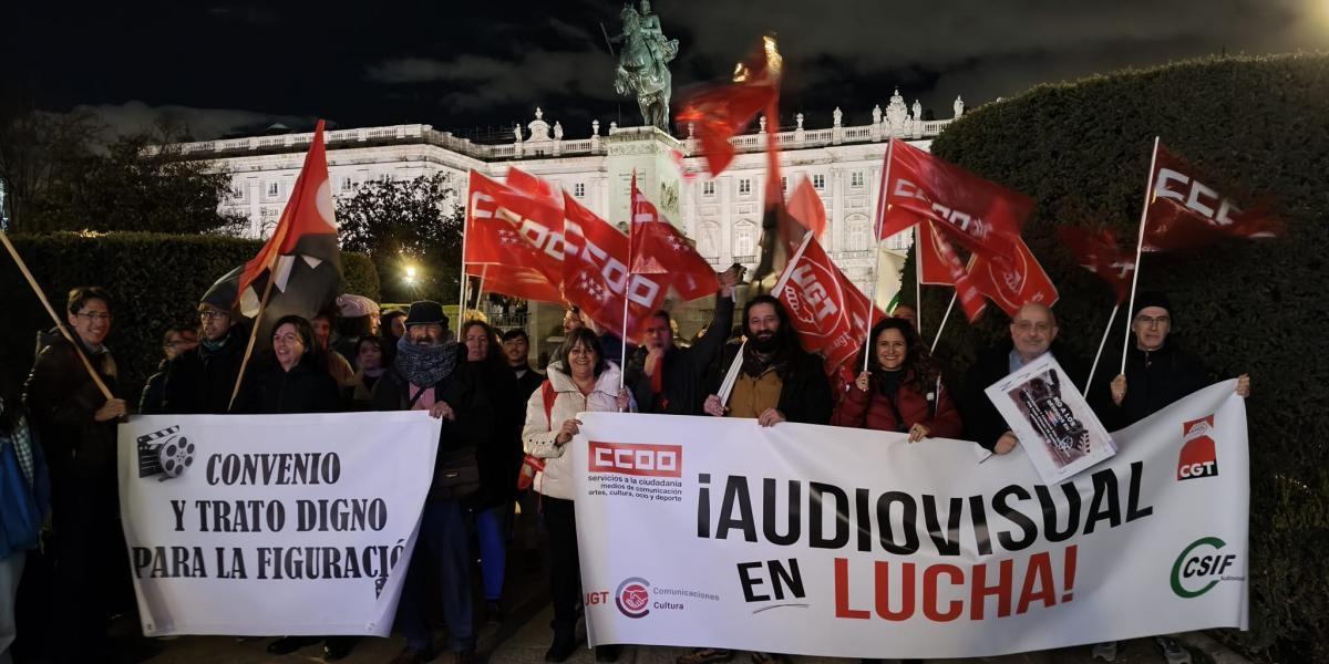 Protesta ante el Teatro Real en la entrega de los Premios Iris.