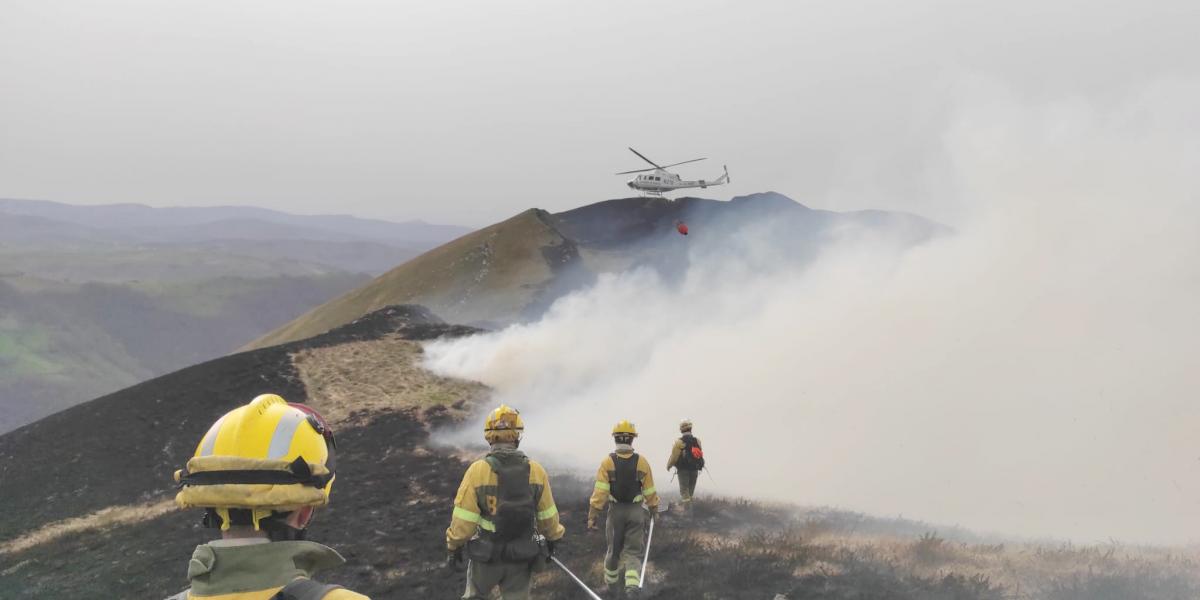 Bomberas y bomberos forestales. Fuente: @AT_Brif