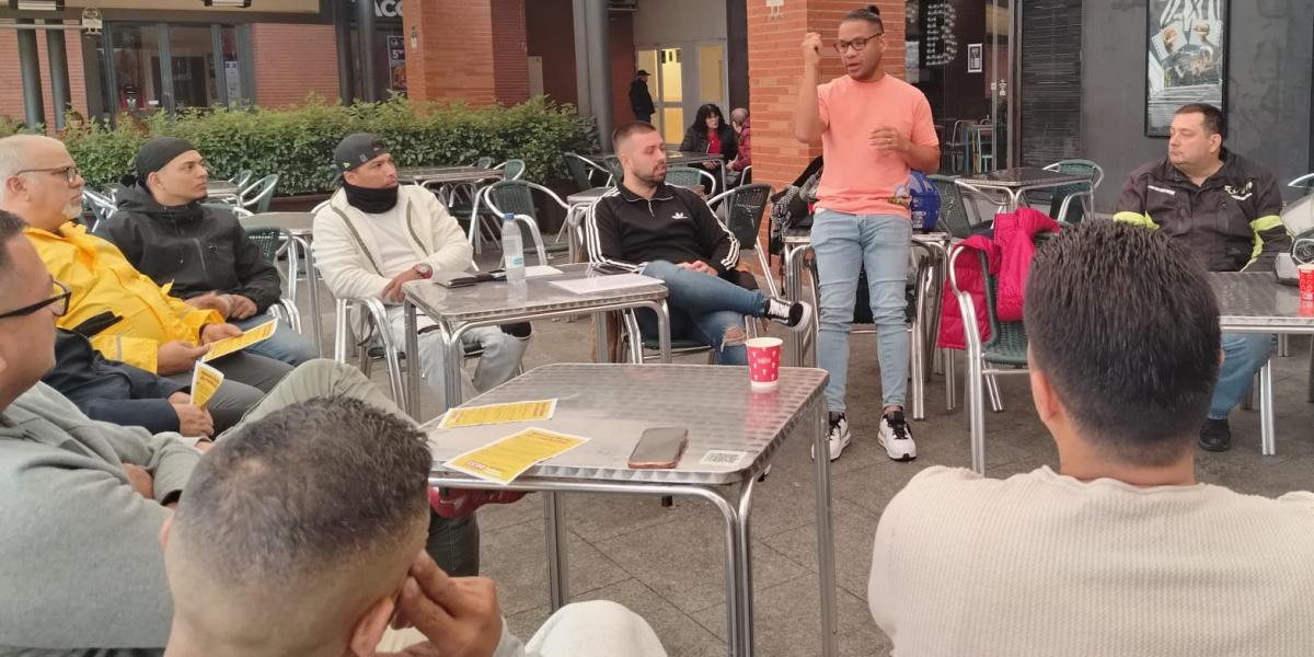 Trabajadores de Glovo, en una asamblea durante la campaña electoral en Madrid