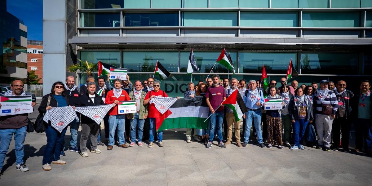Concentración ante la sede de DIGI por Palestina en el marco de la huelga convocada por CCOO y UGT este 15 de octubre