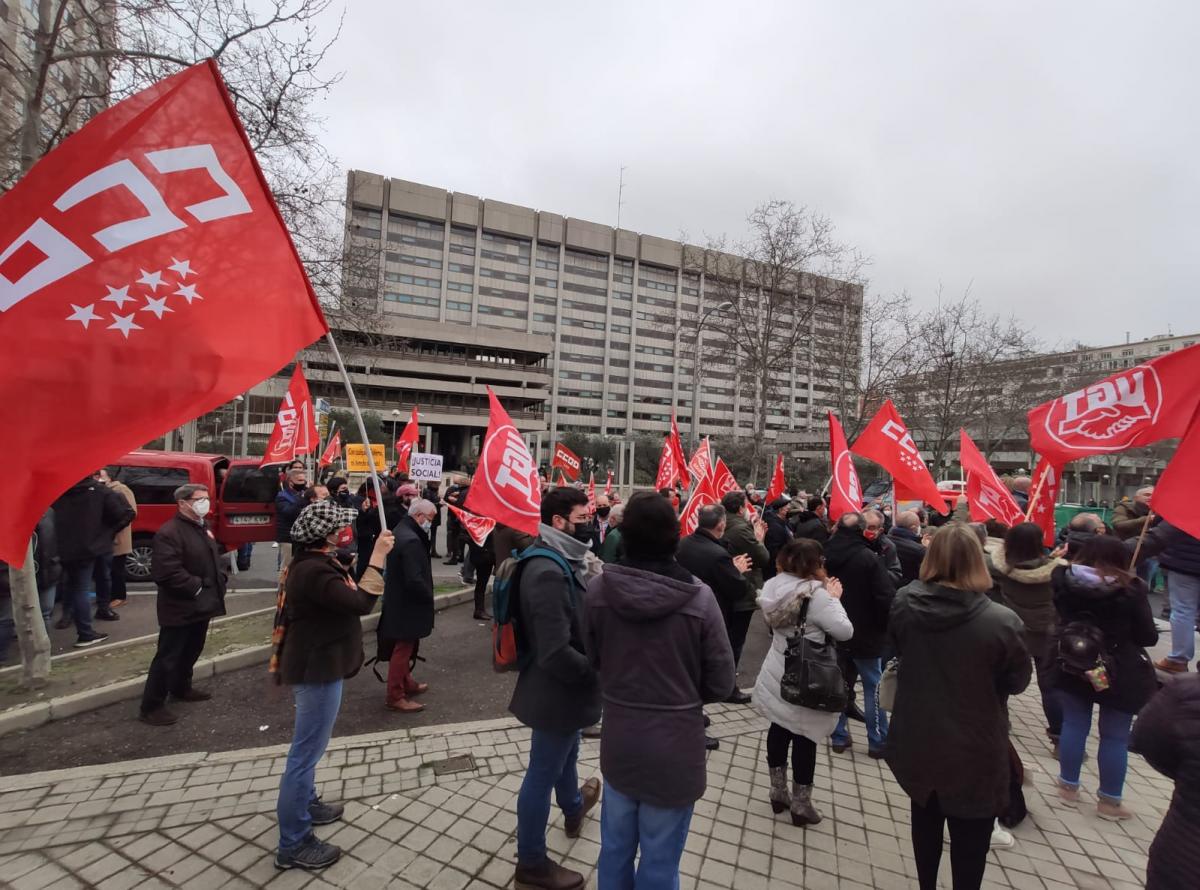 CCOO y UGT que han protestado este 11F ante la sede del Ministerio de Asuntos Econmicos