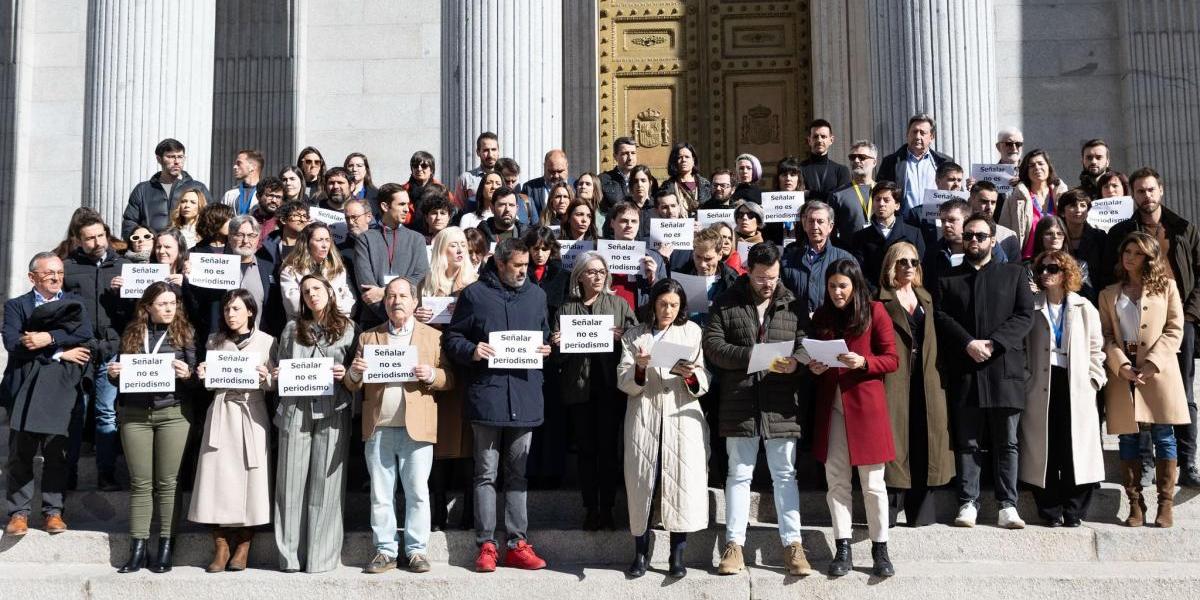 Concentracin de un nutrido grupo de periodistas parlamentarios. / APP