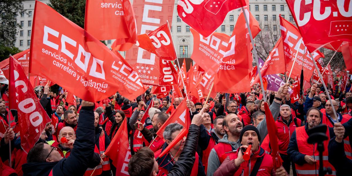 Conductores y conductoras profesionales se concentran frente al Ministerio de Transportes para exigir que se acelere su jubilación anticipada
