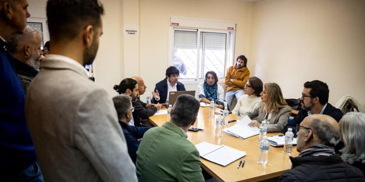 La ministra de Trabajo, Yolanda Díaz, representantes de FSC-CCOO estatal y de Andalucía, así como del comité de empresa de Versar Global Solutions Aircraft Services, durante la reunión del 18 de diciembre de 2025