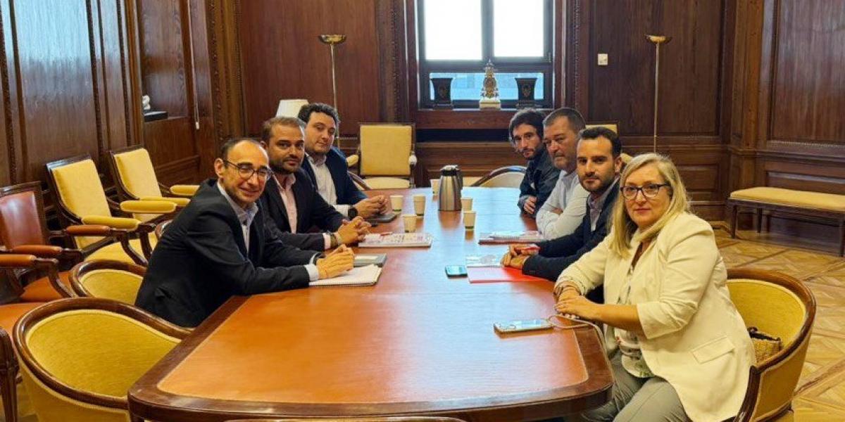 Reunión con el Grupo Parlamentario Socialista sobre la privatización de los helicópteros y los centros de pantallas de la DGT el 23 de septiembre de 2025
