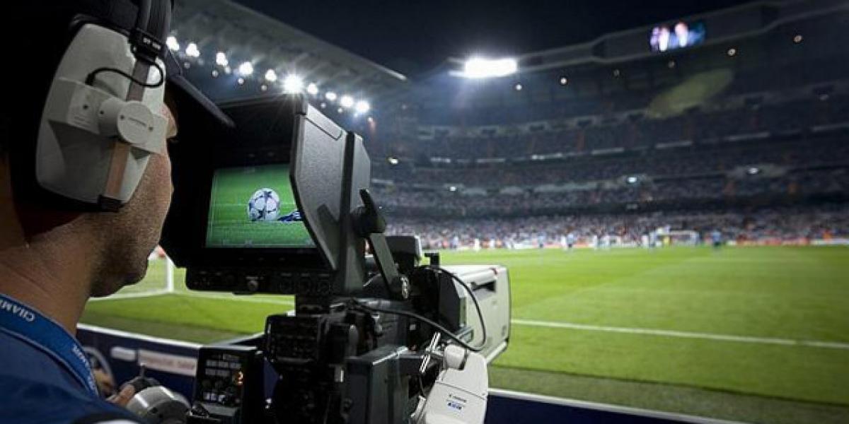 Un operador de cmara en un partido de ftbol