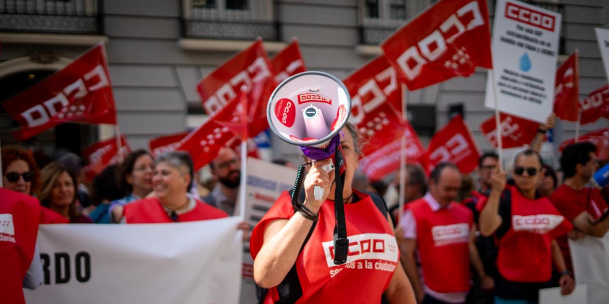 Decenas de trabajadoras y trabajadores pblicos en la concentracin del 25 de junio de 2025 ante el Ministerio de Hacienda para exigir al Gobierno que cumpla los acuerdos en la Administracin General del Estado