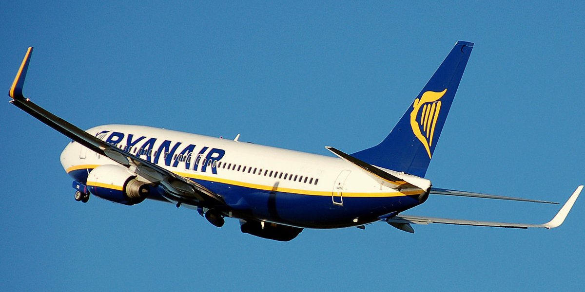 Avin de Ryanair despegando