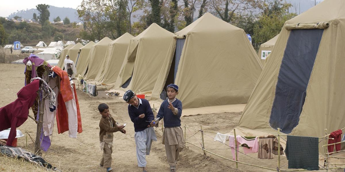 Unos niños juegan en un campo de refugiados