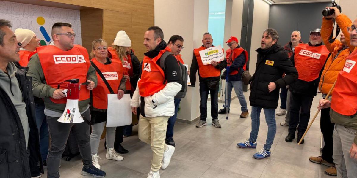 Representantes de FSC-CCOO en la ONCE se encierran en la sede de Girona para denunciar el despido arbitrario de un delegado sindical