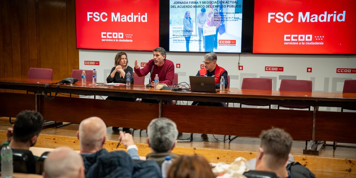 Lucho Palazzo Gallo, junto a Miriam Pinillos Carrascosa y José Ignacio González Sánchez, durante la asamblea para explicar el Acuerdo Marco para la Mejora del Empleo y el Servicio a la Ciudadania